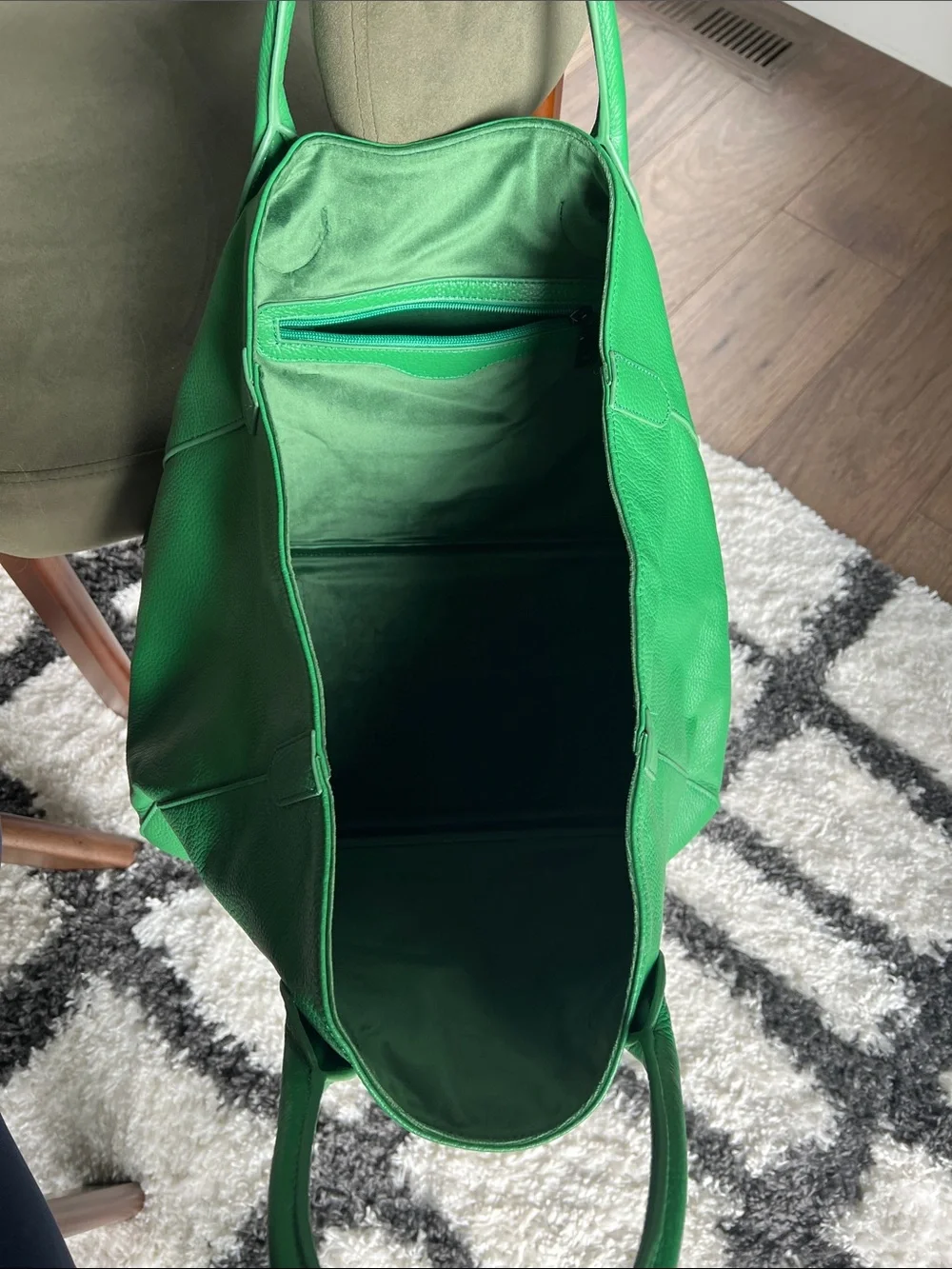 Beck Medium Classic Tote in Envy / Kelly Green great condition - Picture 5 of 7